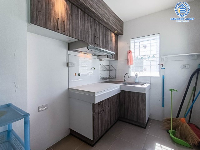 *****บ้านเดี่ยวมือสองสมุทรปราการ ม.พฤกษ์ลดา ประชาอุทิศ90 เนื้อที่กว้างขวางมากถึง 50.40 ตร.ว. ฟังก์ชัน 3 ห้องนอน 3 ห้องน้ำ ที่จอดรถ 2 คัน สภาพสวย แถมฟรี! เฟอร์นิเจอร์ทั้งหลัง ลากกระเป๋าพร้อมเข้าอยู่ได้เลย โครงการตั้งบนทำเลแห่งการเดินทาง เชื่อมต่อถนนประชาอุทิศ-วัดคู่สร้าง ถนนสุขสวัสดิ์ ใกล้ทางหลวงพิเศษหมายเลข9 จองเลย!